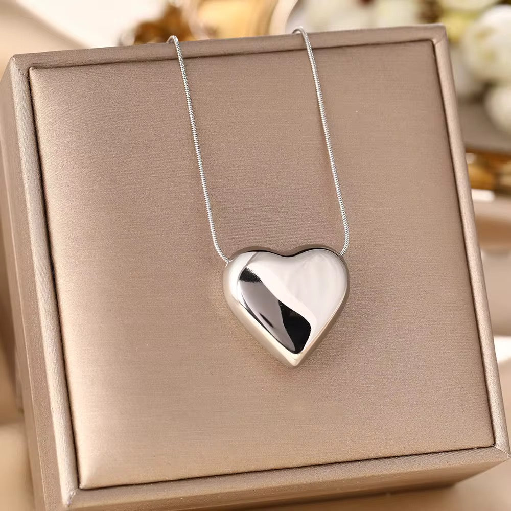 Luxury Heart Pendant Necklace in 18K Gold Stainless Steel